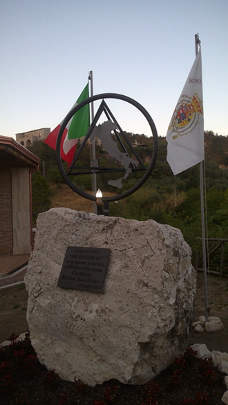 Memorial remembering the Pontelandoldo and Casalduni massacre (1861) Casalduni - Monumento in memoria delle vittime del massacro di Pontelandolfo e Casalduni (1861).png