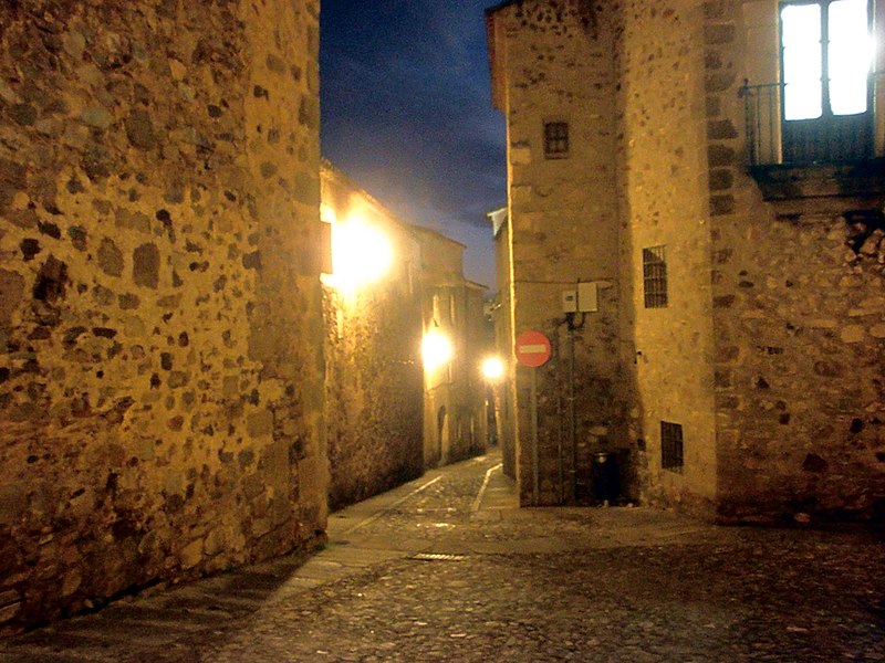 File:Centro histórico de Cáceres (9840598525).jpg