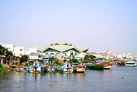 Chợ Long Xuyên bên sông Hậu.jpg