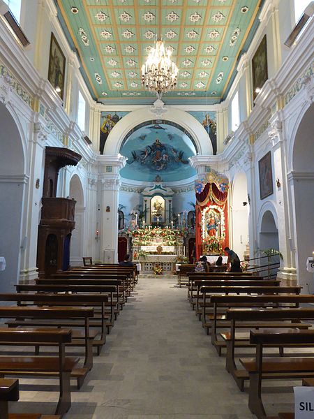 File:Chiesa Santa Maria Assunta in Cielo di Pazzano - Interno frontale 2016.jpg