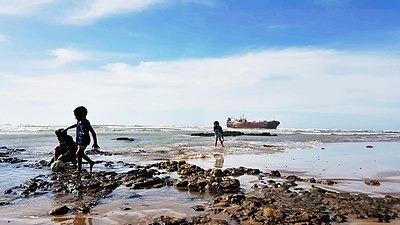 Niños jugando en el puerto de El Aaiún, Marruecos.jpg