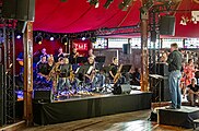 Bilder vom Zelt Musik Festival 2023 in Freiburg im Breisgau:Der Big Band Abend am 1.07.2023 im Spiegelzelt mit den Bigbands ::Chnopfi Bigband (Raymond)::BigSickBand (Sick) ::Streulichtern (Hekatron)Veranstalter ist Südwestmetall Bezirksgruppe Freiburg mi der Geschäftsführerin Iris Taut die dieses Amt von Stephan Wilken im April übernommen hat