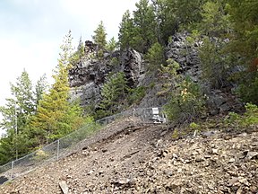 Cliffs above mine (15187896387) .jpg