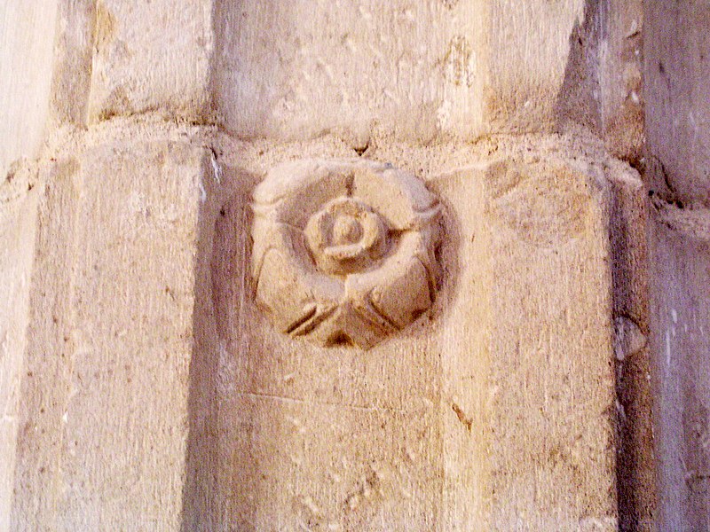 File:Cogolludo Cathedral column rose.jpg