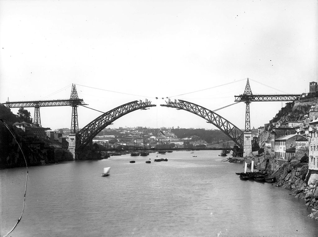 Construction de l'arche du pont Dom Luis à Porto vers 1883 - Photo d'Emílio Biel 