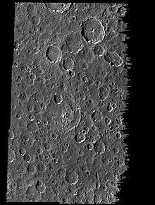 Vue en hauteur de la surface grise de Callisto, révélant de nombreux cratères d'impacts de diamètres divers.
