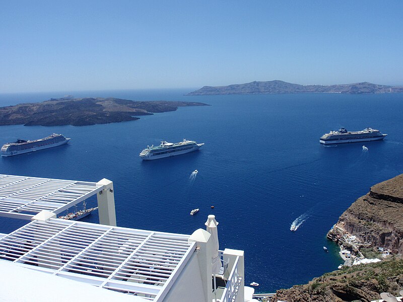 File:Cruise ships in Santorini on June 9, 2009.jpg