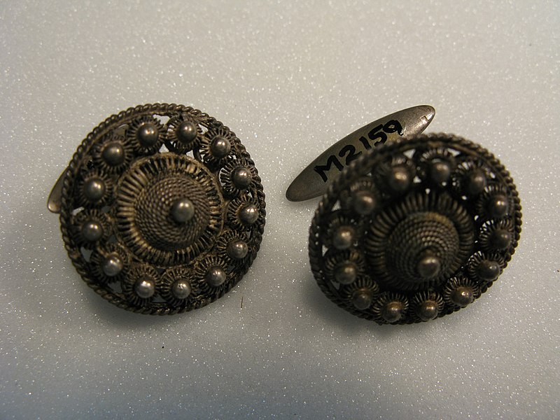 File:Cuff links (AM 131-2).jpg