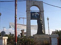 Da'el Şehir Meydanı. Arkada isyanın yayıldığı sıralarda göze çarpan Beşar Esed afişi göze çarpmaktadır.