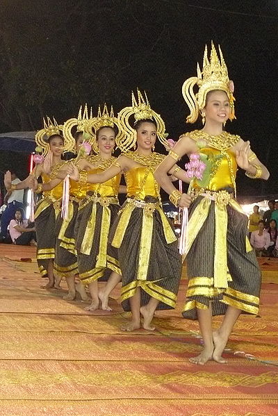 File:Dancing art Thai ancient show in the Wat Phra Thaen Sila At fair 06.jpg