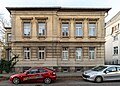 Mietvilla, mit Remisengebäude im Hof und seitlicher Einfriedung