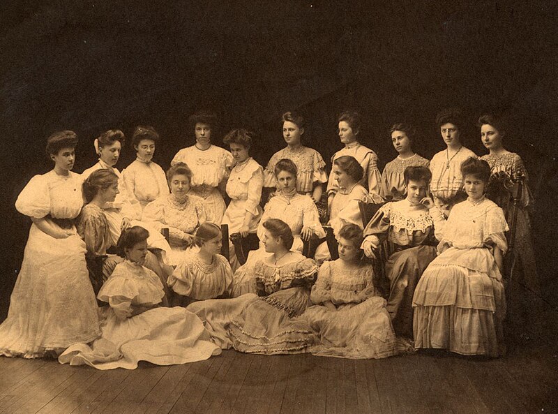 File:Delta Sigma women's fraternity, Pembroke College at Brown University, 1905.jpg