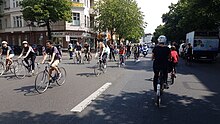 Radfahrende demonstrieren auf der Hermannstraße für einen geschützten Radweg.