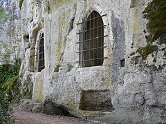 Côté nord, les deux baies et un sarcophage.