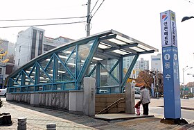 Bouche n°1 de la station, en 2009.