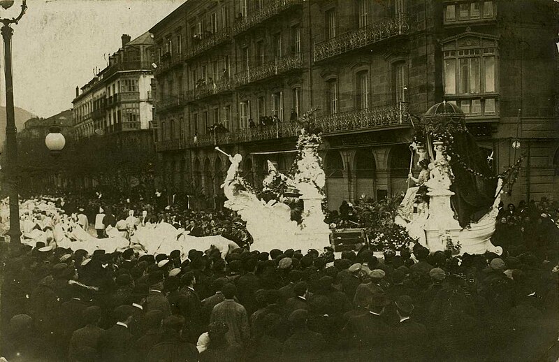 File:Donostia- (San Sebastián - carroza de la Bella Easo en el carnaval) (6233528659).jpg