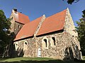 Kirche mit Friedhofsmauer