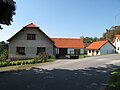 Čeština: Chalupy u silnice k Vojníkovu v Držově. Okres Písek, Česká republika. English: Cottages in the road heading to Vojníkov village in Držov village, Písek District, Czech Republic.