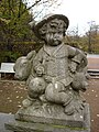 Escultura de un "putto" en el 'Dresden rosengarten'.