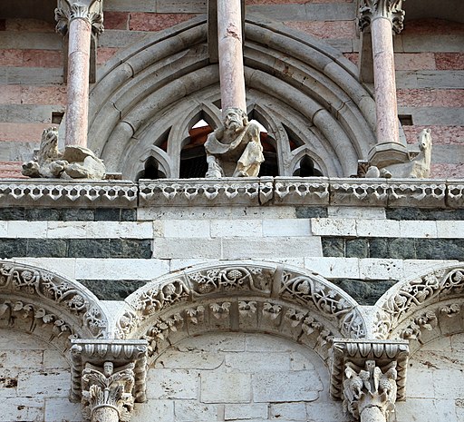 Duomo di Massa Marittima, esterno, uomo inginocchiato, cavallo e grifone della bottega di Giovanni Pisano