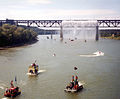 Лодки и катера в Эдмонтоне, вид на мост High Level Bridge