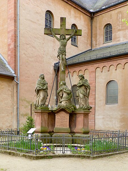 File:Einhards-Basilika Seligenstadt-Kreuzigungsgruppe.jpg