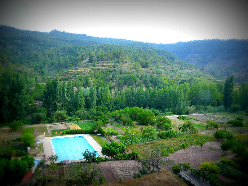 File:El río Mijares al fondo del valle en Olba.JPG