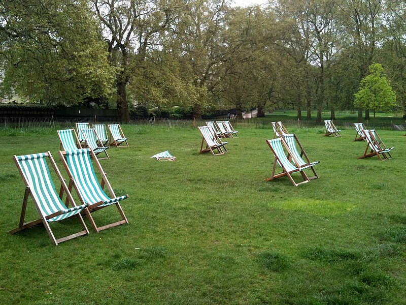 File:Empty deck chairs in Green Park - geograph.org.uk - 2946751.jpg