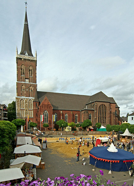 File:Eschweiler St Peter und Paul mit Mittelalter-Markt.jpg