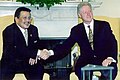 Presidentti Bill Clinton presidentti Joseph Estradan kanssa Valkoisessa talossa vuonna 2000