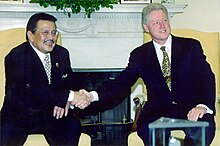 Estrada with U.S. President Bill Clinton at the Oval Office Estrada-Clinton 2000.jpg