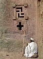 Svastica e croce semplice sulla Biete Maryam, chiesa ortodossa etiope a Lalibela, Etiopia.