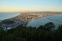 Pogled proti jugu z vrha gore Maunganui, Nova Zelandija, do mesta Tauranga