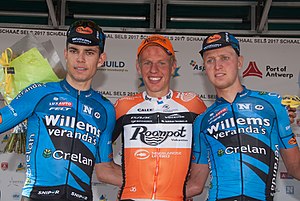 Taco van der Hoorn als Sieger bei Schaal Seels (2017), l.: Wout van Aert, r.: Tim Merlier