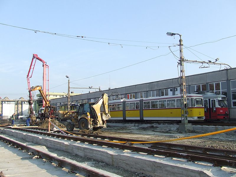 File:FVV és SGP E1 villamos, Miskolc.JPG