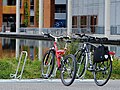 Fahrradparker Anlehnbuegel geneigt mit Wegrollsicherung.jpg
