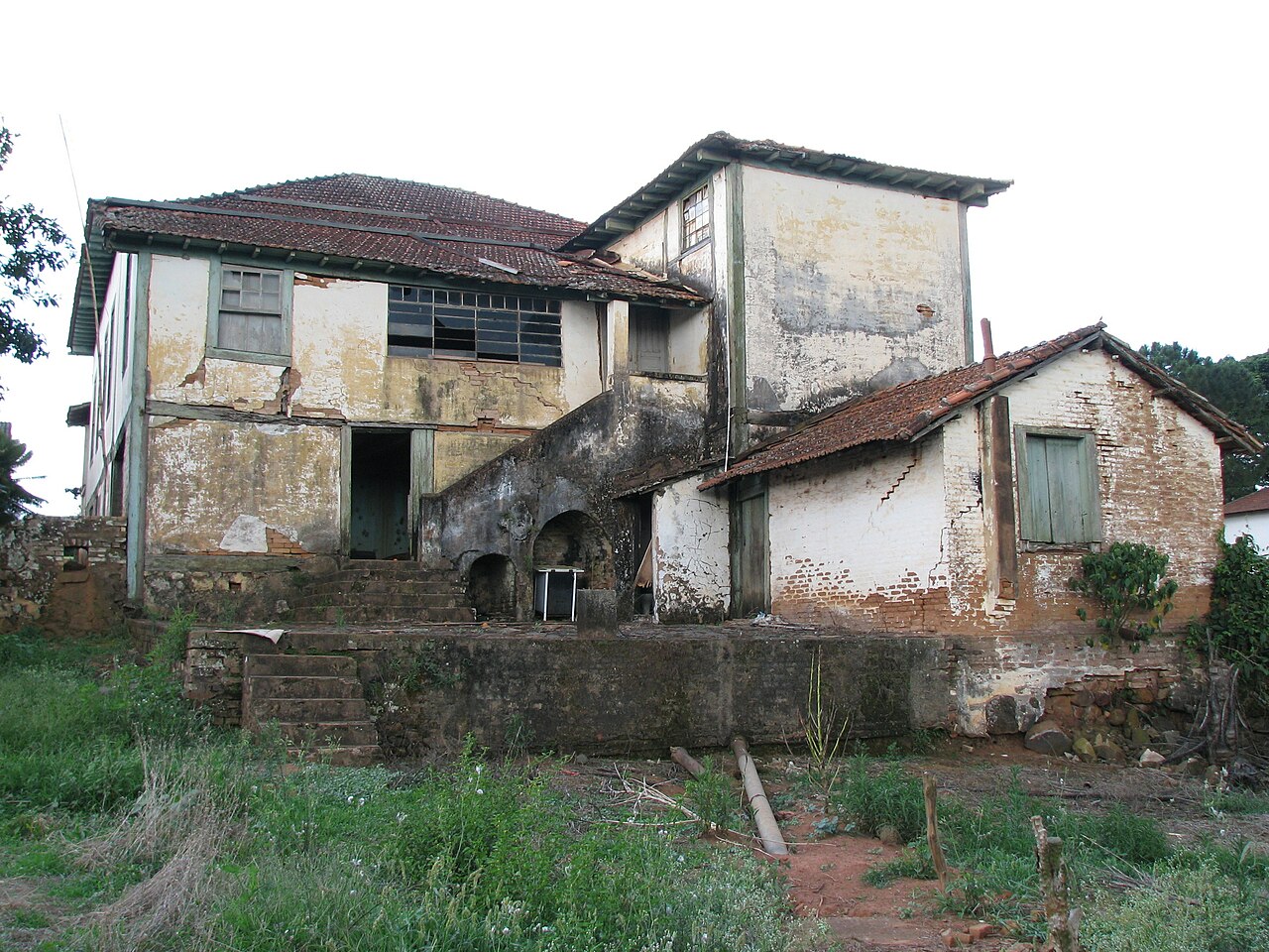 Fotos de Casa de fazenda branca, Imagens de Casa de fazenda branca sem  royalties