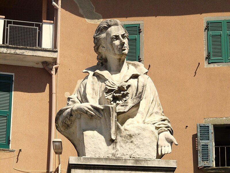 File:Fivizzano-statua Giovanni Fantoni1.JPG