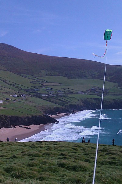 File:Flying a Kite on Dingle Penninsula - panoramio (4).jpg