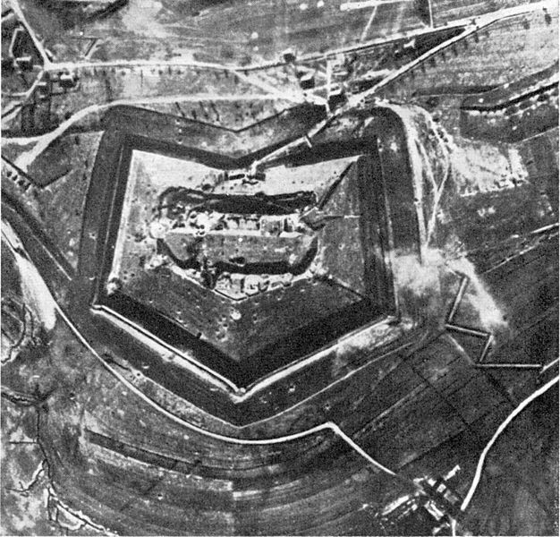 File:Fort Douaumont Anfang 1916.jpg