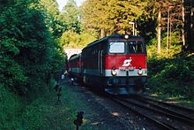Eine ÖBB 2043 auf der Leobersdorfer Bahn bei der Ausfahrt aus dem Scheiteltunnel.