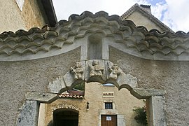 Glandage (Drôme), porche de la mairie