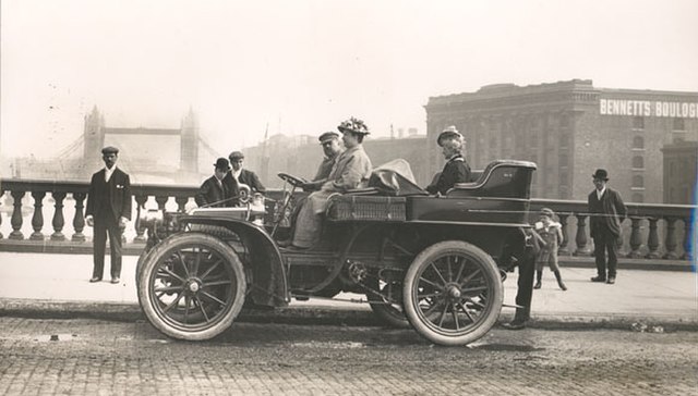 Glidden in a Napier car with his wife Lucy in London in 1902