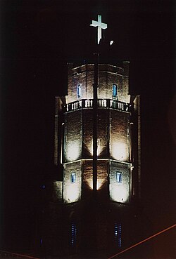 Gliwice, kościół pw. Wszystkich Świętych nocą, widok od ul. Wieczorka.JPG