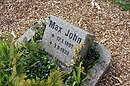 Gedenkstein für die am 3.9.1933 und am 13.3.1943 ermordeten Antifaschisten M. John und O. Krien, auf dem Friedhof