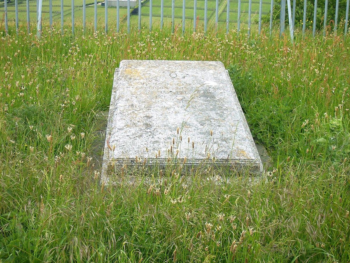 Grave george. Могила Джордж Герберт. Могила лорда Карнарвона. Джорджа Герберта Лорд Карнарвон могила. 5 Могил.