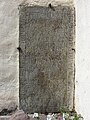 Gravminne fra 1658, montert i den østre gavlveggen, ved sørportalen i koret. Foto: Orf3us, 2010