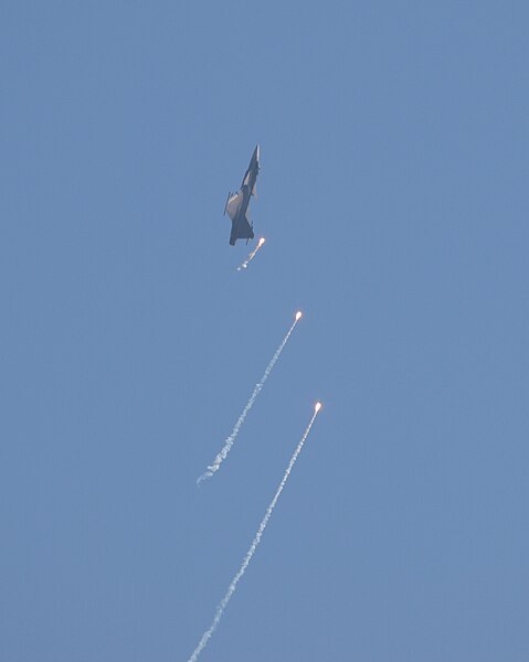 File:Gripen dropping flares.jpg