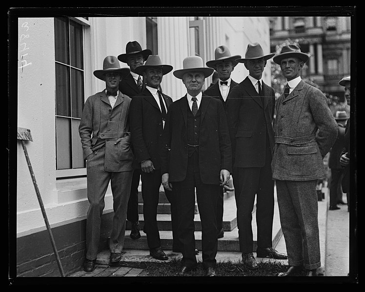 File:Group at White House, Washington, D.C. LCCN2016887286.jpg