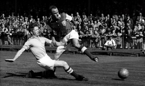 Sune Sandbring, Malmö FF in a game with Frank Jacobsson, GAIS in 1953.